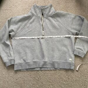 Vuori cropped half zip sweatshirt
